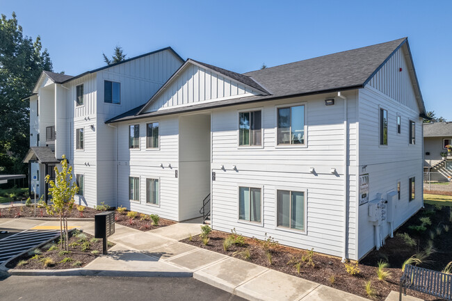 5th Street Apartments in Woodburn, OR - Building Photo - Building Photo