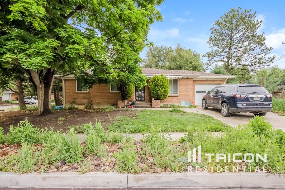 1004 Clinton Way in Colorado Springs, CO - Foto de edificio