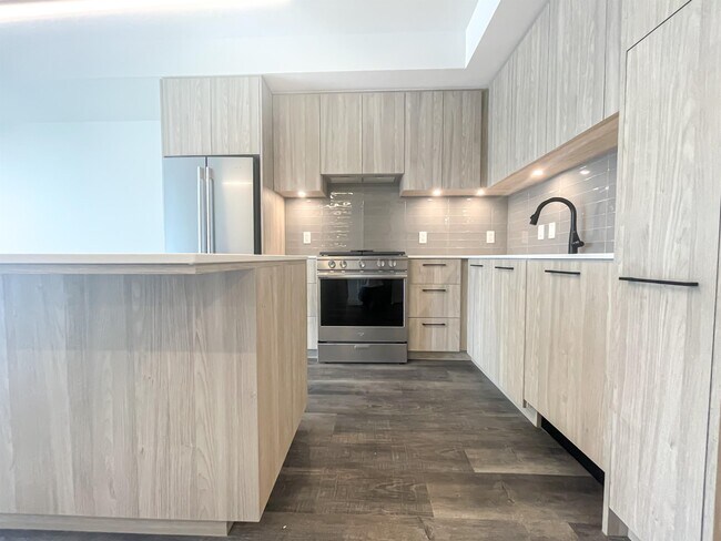 1107 Gladstone Rd NW in Calgary, AB - Building Photo - Building Photo