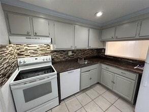 8000 Fairview Dr, Unit 102 in Tamarac, FL - Building Photo - Building Photo