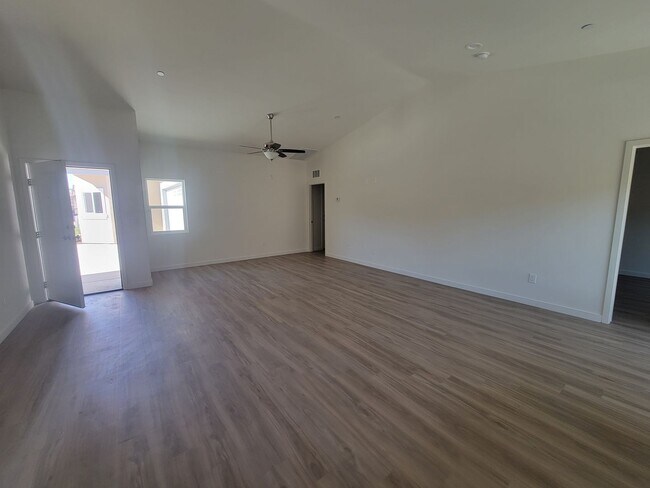 8402 Grandy St, Unit 8402 Grandy Unit B in Bakersfield, CA - Foto de edificio - Building Photo