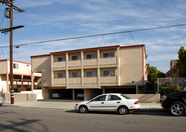 Dearborn Apartments in Northridge, CA - Building Photo - Building Photo