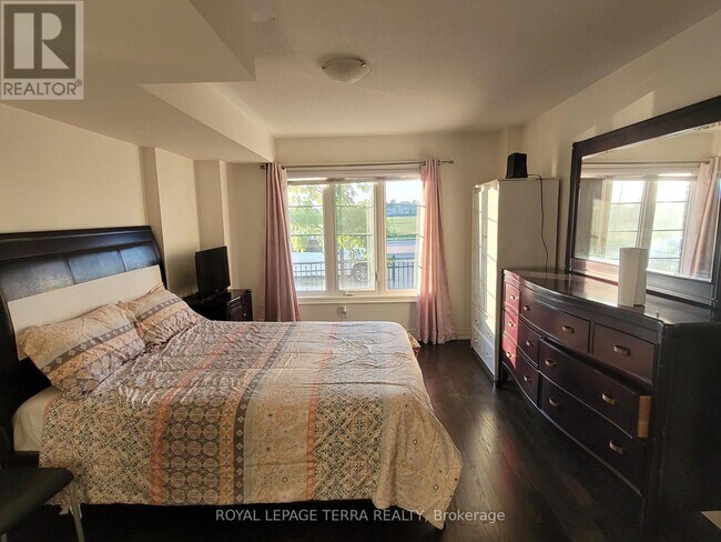 8694 Financial Dr in Brampton, ON - Building Photo - Building Photo
