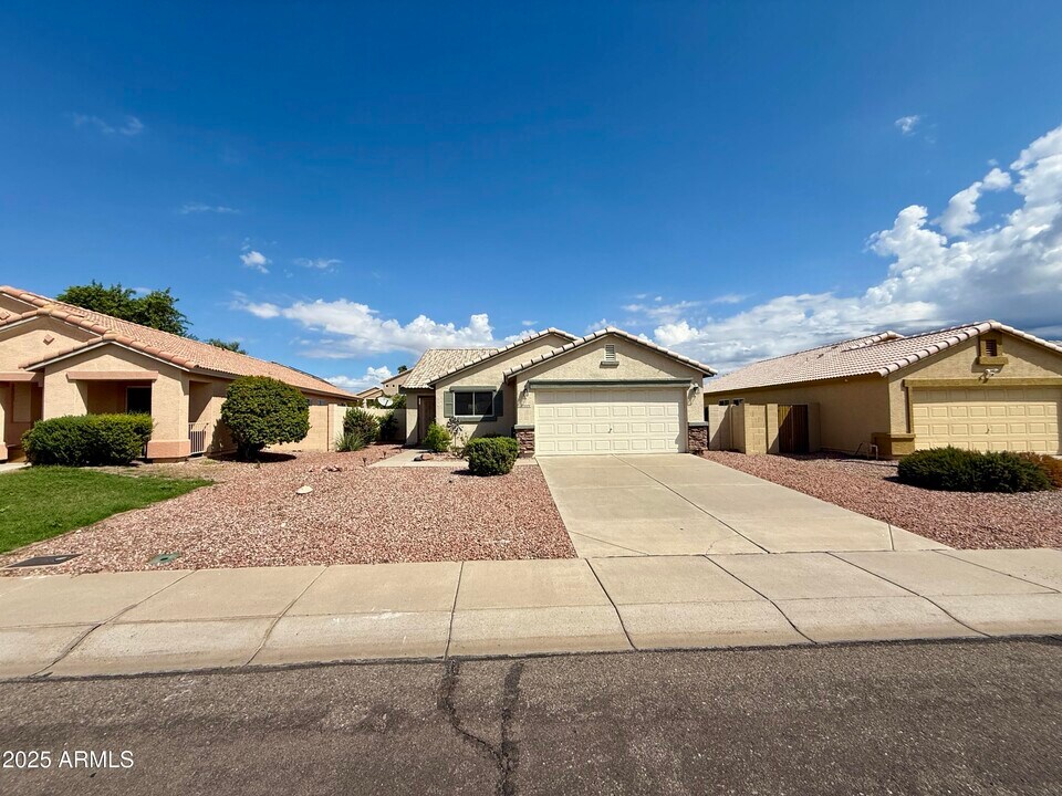 15444 W Banff Ln in Surprise, AZ - Building Photo