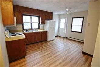 33 Salem St, Unit #2F in Wakefield, MA - Foto de edificio - Building Photo