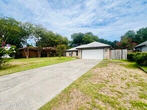 8456 Bandera Cir W in Jacksonville, FL - Building Photo - Building Photo