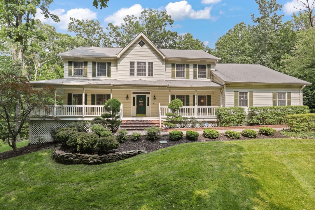 12010 Waples Mill Rd in Oakton, VA - Building Photo