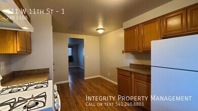 611 W 11th St in Medford, OR - Building Photo - Building Photo