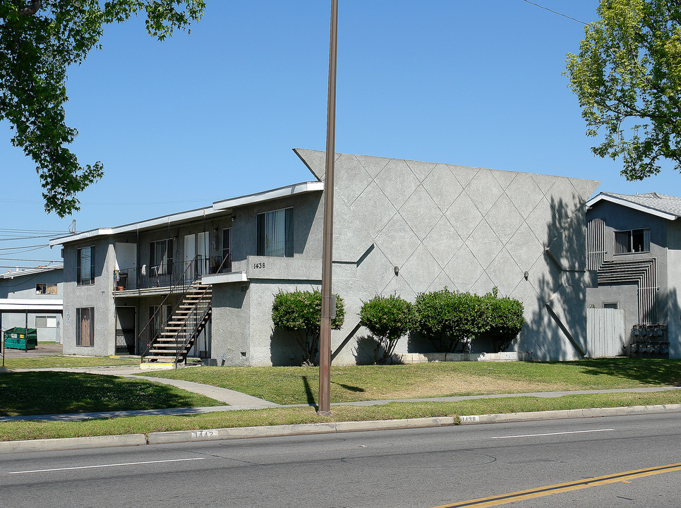 1438 S Raitt St in Santa Ana, CA - Building Photo