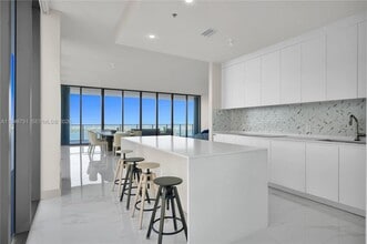 700 NE 24th St in Miami, FL - Foto de edificio - Building Photo
