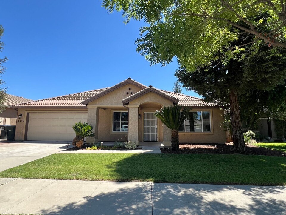 6333 W Clinton Ave in Visalia, CA - Building Photo