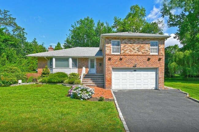 2 Cherrywood Ln in Port Washington, NY - Building Photo - Building Photo