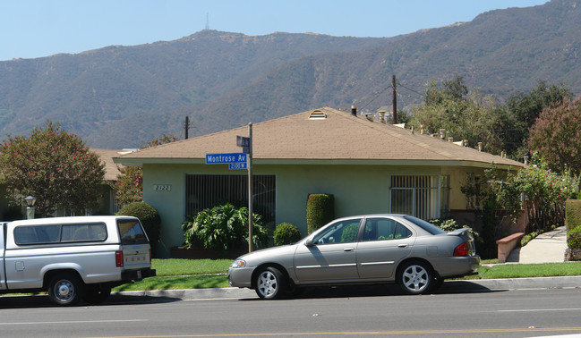 2122 Montrose Ave in Montrose, CA - Foto de edificio - Building Photo