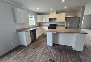 725 Oak Ln in Columbus, MI - Building Photo