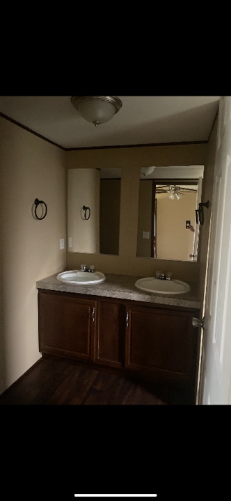 110 3rd St in Natalia, TX - Building Photo