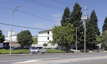 Courtyard Apartments in San Leandro, CA - Building Photo - Building Photo