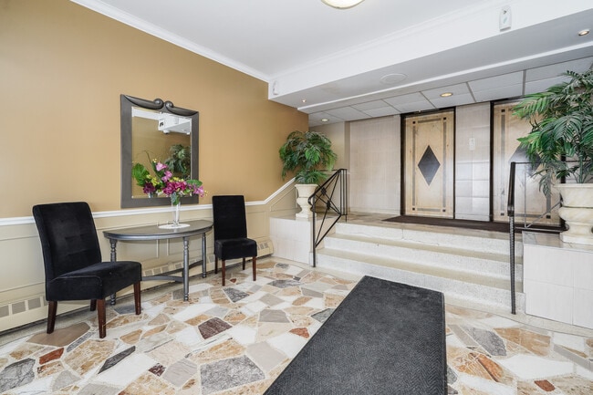 Greystone Place in Hamilton, ON - Building Photo - Building Photo