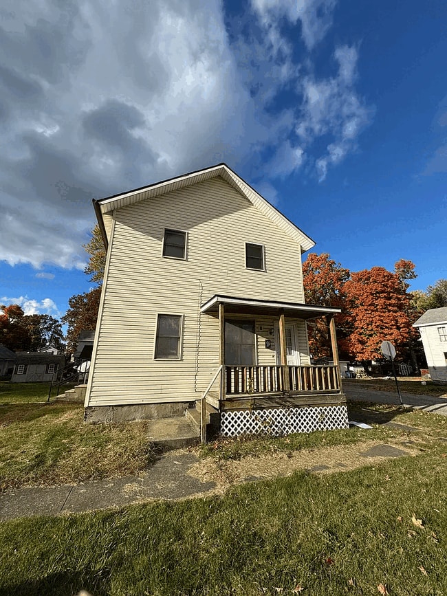 10052 Railroad St, Unit Apartment #1 in Lake City, PA - Foto de edificio - Building Photo