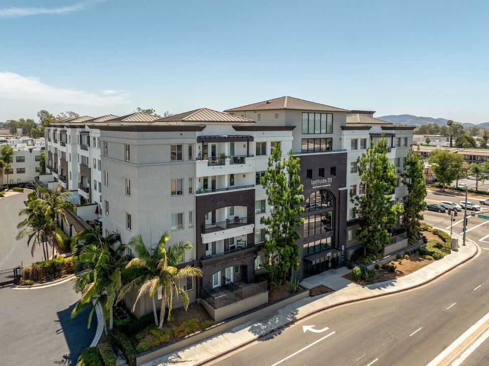 Latitude 33 in Escondido, CA - Foto de edificio