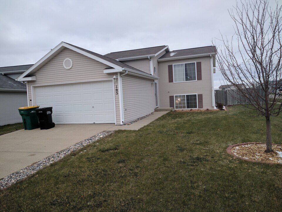 105 Evergreen Cir in West Fargo, ND - Building Photo