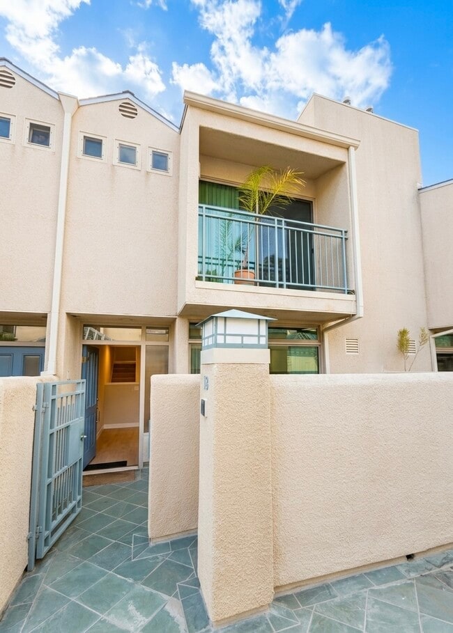 14101 Dickens St, Unit #18 in Sherman Oaks, CA - Building Photo - Building Photo