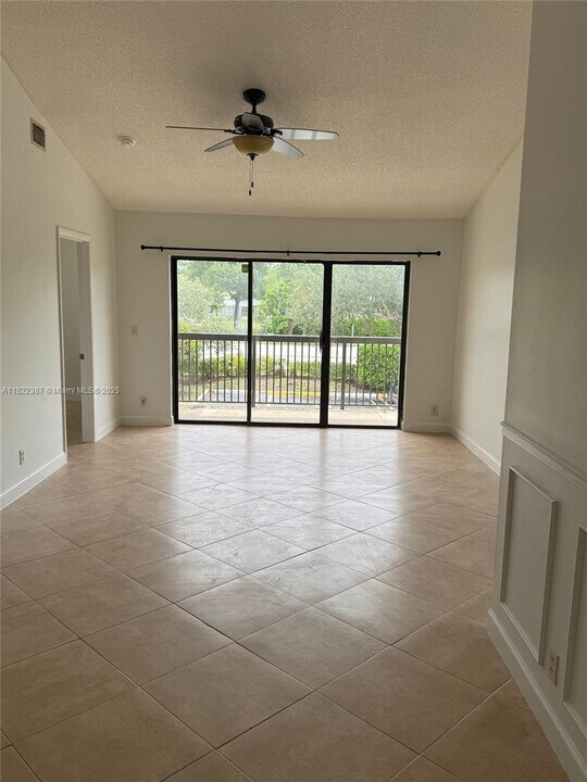 5861 Riverside Dr in Coral Springs, FL - Foto de edificio