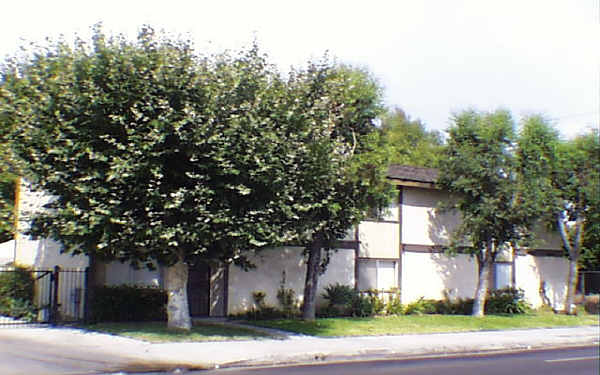 13251 Mulberry Dr in Whittier, CA - Foto de edificio