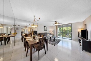 5250 Las Verdes Cir in Delray Beach, FL - Building Photo