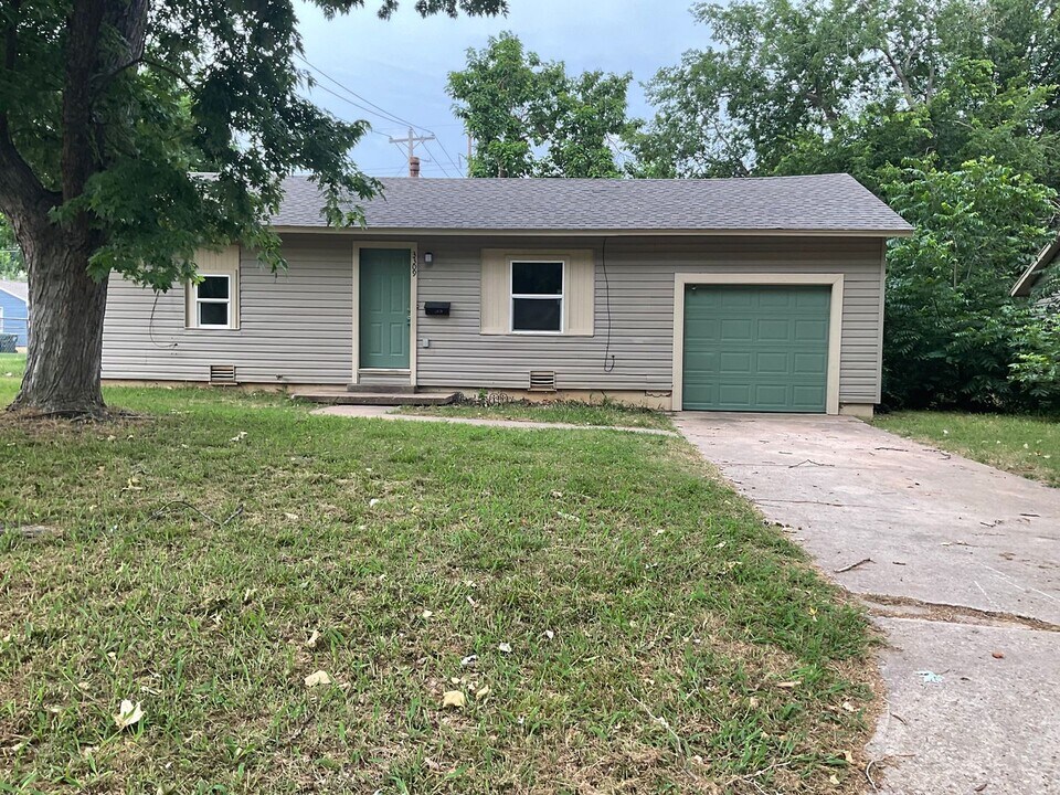 3309 Brookside Dr in Midwest City, OK - Foto de edificio