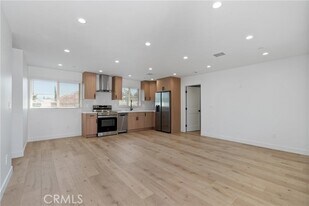 11142 Woodley Ave in Los Angeles, CA - Building Photo