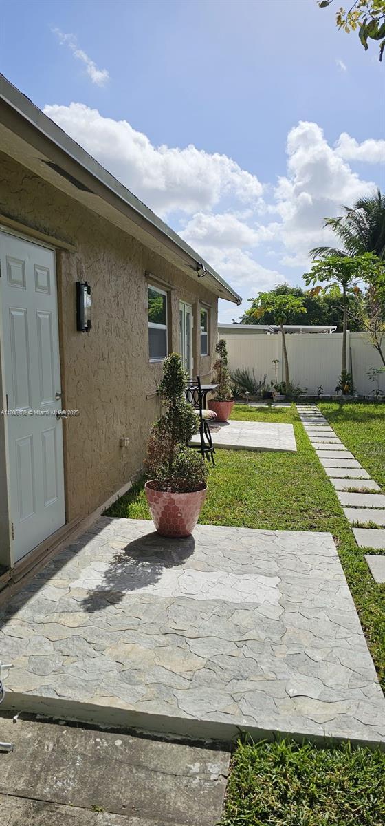 8310 NW 47th St in Lauderhill, FL - Foto de edificio - Building Photo