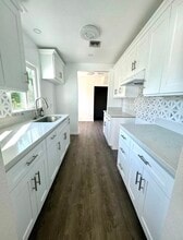 7015 De Celis Pl in Van Nuys, CA - Foto de edificio - Building Photo