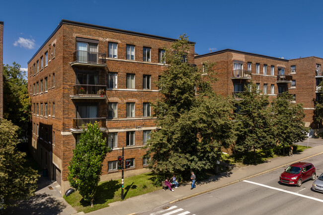 4885 Queen-Mary Ch in Montréal, QC - Building Photo - Building Photo