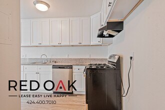 17830 Sherman Way in Los Angeles, CA - Building Photo - Building Photo