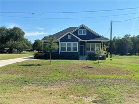 606 W 1st St in Kyle, TX - Building Photo