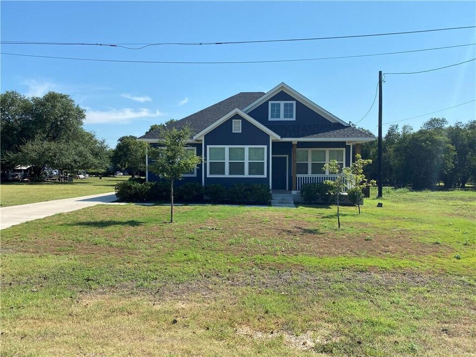 606 W 1st St in Kyle, TX - Building Photo