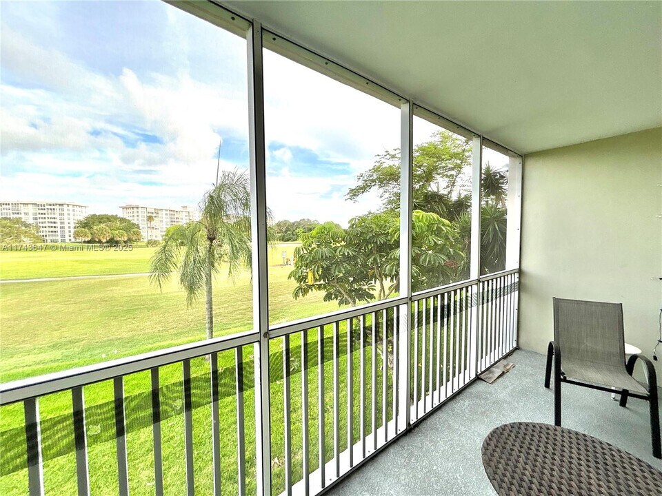 2900 N Palm Aire Dr in Pompano Beach, FL - Foto de edificio