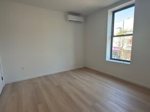 5722 Myrtle Ave, Unit 2 in Ridgewood, NY - Foto de edificio - Building Photo