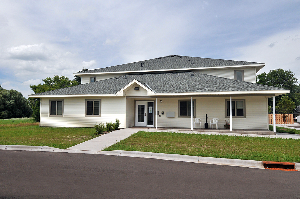 Willow Apartments in Little Falls, MN - Foto de edificio