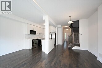 8 Cleland Ave in Hamilton, ON - Building Photo - Building Photo
