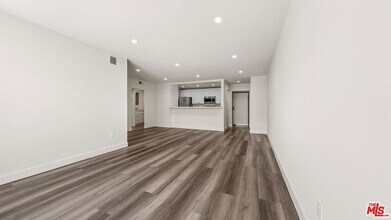 7453 Haskell Ave in Los Angeles, CA - Foto de edificio - Building Photo