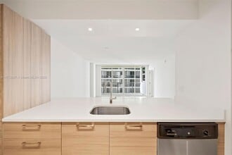 1756 N Bayshore Dr, Unit 32H in Miami, FL - Building Photo - Building Photo