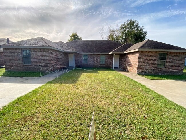 193 Gilmore Rd in Moss Bluff, LA - Building Photo - Building Photo