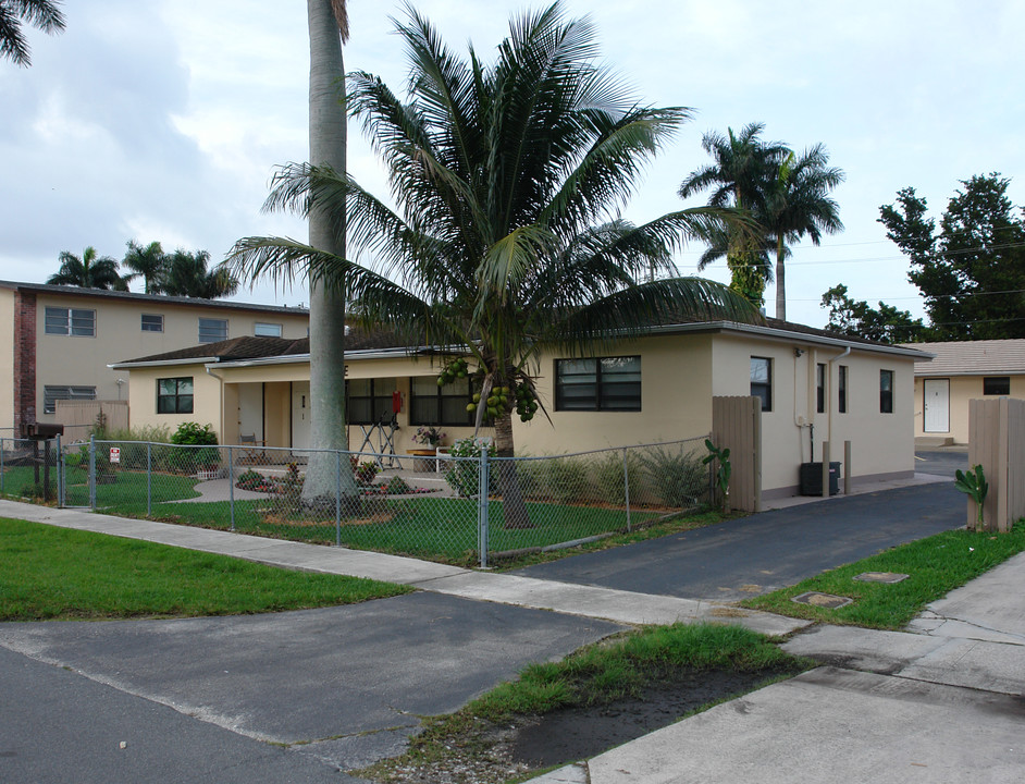 21-27 NE 2nd Ave in Dania Beach, FL - Building Photo