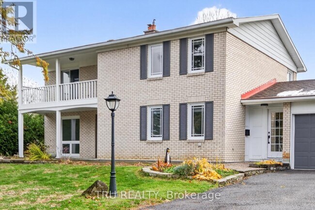 12 Apache Crescent in Ottawa, ON - Building Photo - Building Photo