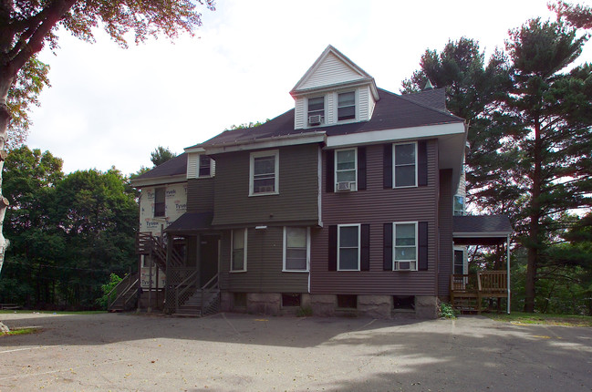 14 Maple Ave in Foxboro, MA - Foto de edificio - Building Photo