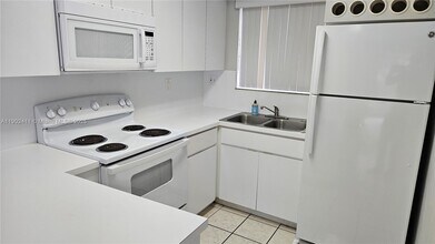 8079 NW 8th St in Miami, FL - Building Photo - Building Photo