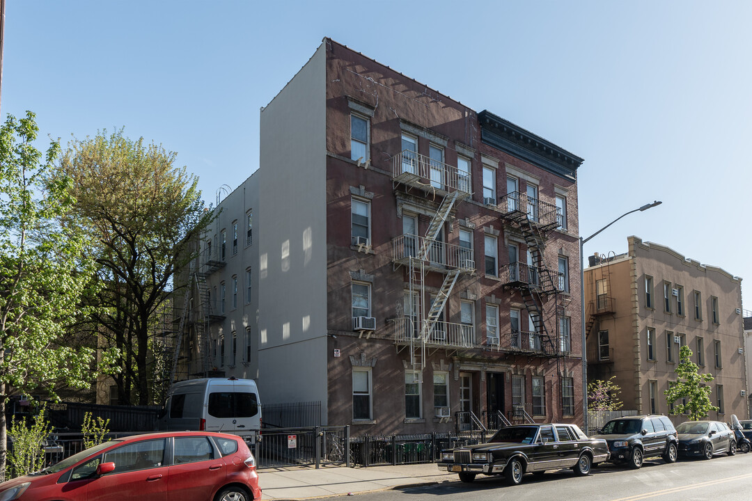 228 Norman Ave in Brooklyn, NY - Building Photo