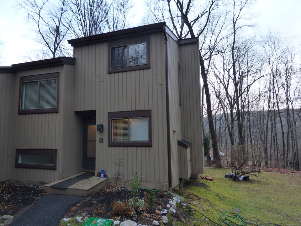 6 Maple Hill Ln in Woodbury, CT - Building Photo