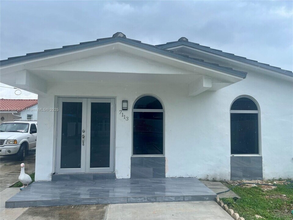7113 SW 21st St in Miami, FL - Building Photo